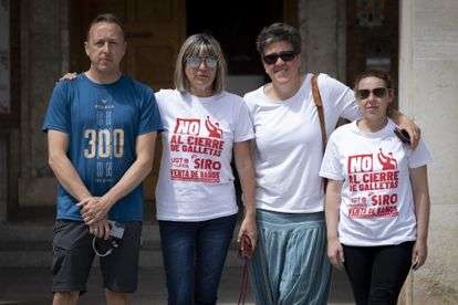 De izquierda a derecha, Miguel Ángel Calzada, Mónica de la Sierra, Yolanza Maza, y Elisa Limones, representantes de los trabajadores del Grupo Siro. JUAN MERCÉ